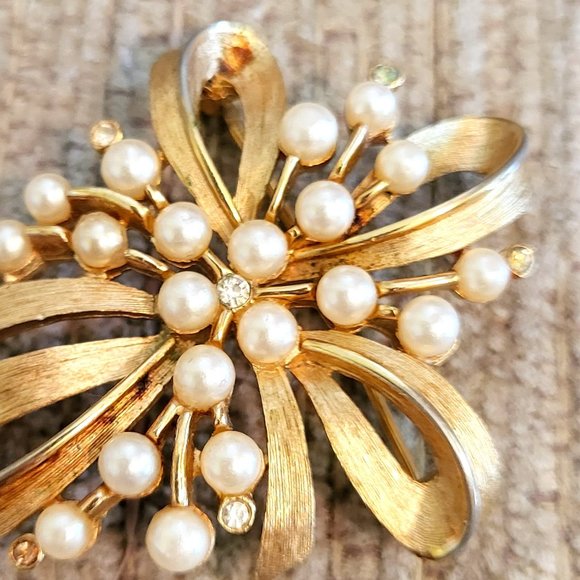 Vintage Trifari Gold Tone Brooch with Faux Pearls and Rhinestones - Picture 3 of 5